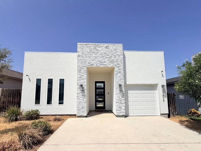 1432 Los Estribos Dr