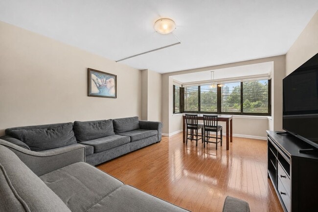 700 Grove St Unit 2L