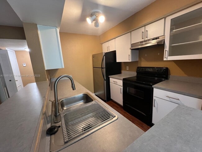 Building Photo - 2350 NW 33rd St Unit 808 Rental