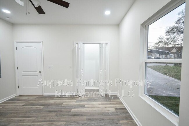 Photo - 2122 Circular Dr Unit B