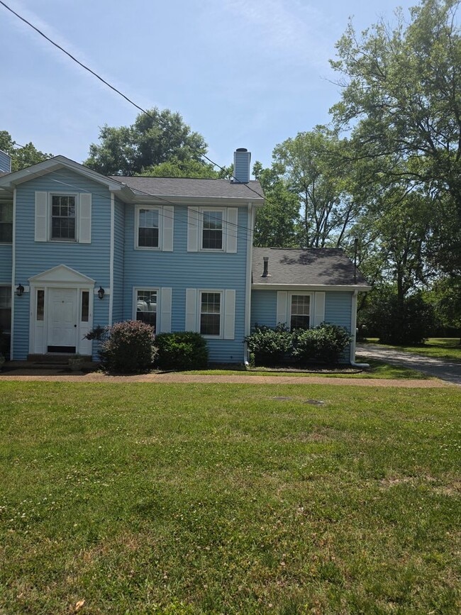 Building Photo - 2 bedroom 1.5 bath townhome in Hendersonville with garage