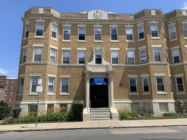 Building Photo - 220 Kelton St