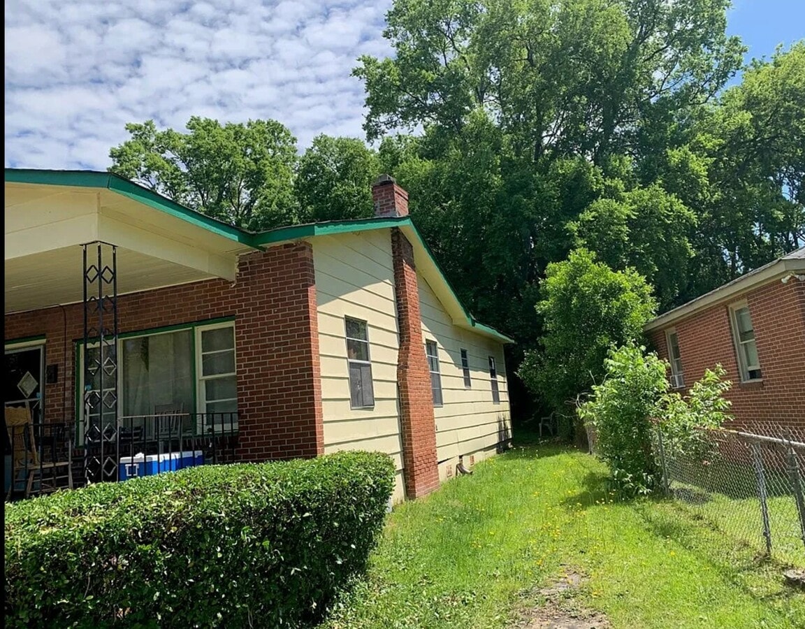 Photo - 2705 Willow St