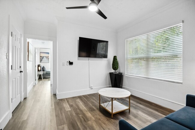806 E Chelsea St Unit 3