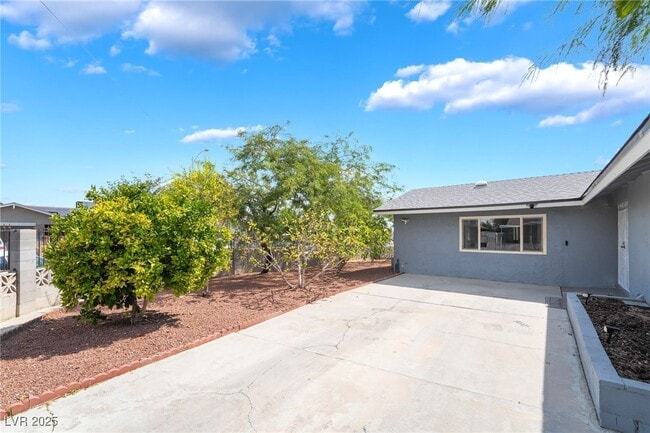 Building Photo - 3209 Kings Way