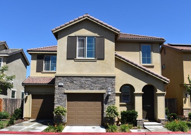 Stunning 3-Bedroom, 2.5-Bathroom Home for ... - Stunning 3-Bedroom, 2.5-Bathroom Home for ...