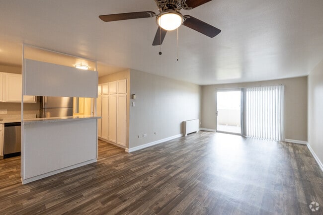 1BR, 1BA - 758SF - Living Room