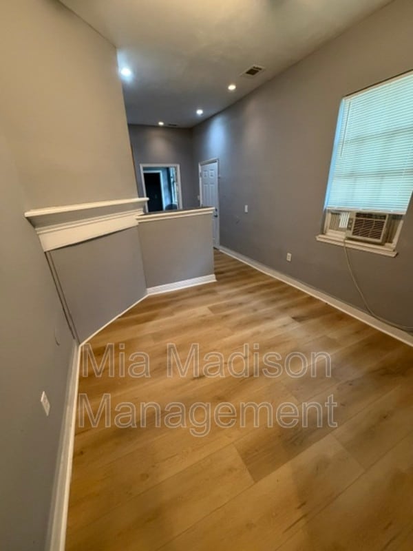 Photo - 723 W 42nd St