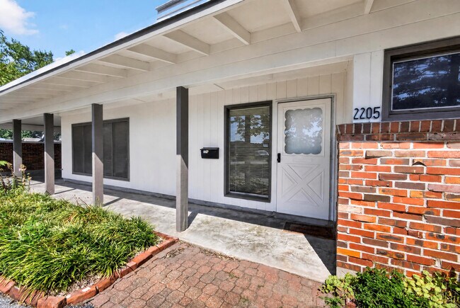 Photo - 2205 Country Club Dr
