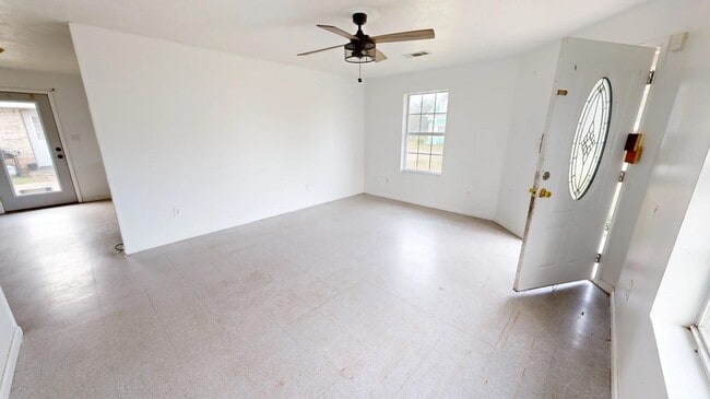 Photo - 308 Coffee St