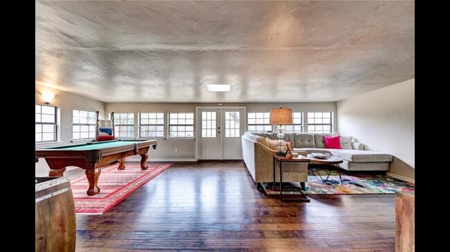 Sala de estar con increíble luz desde todas las ventanas. - 2056 NW 48th St