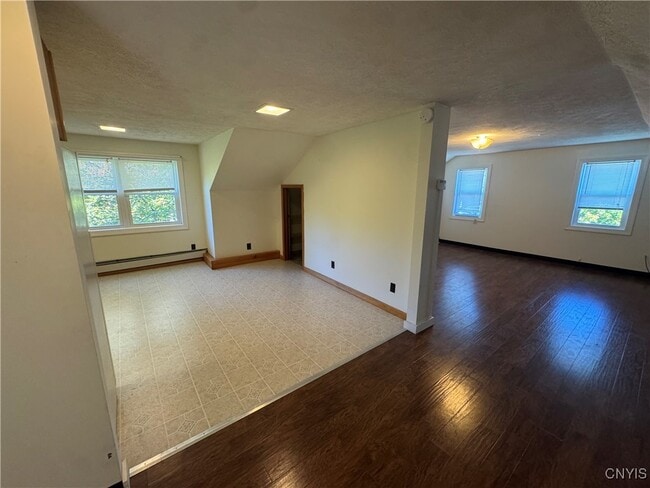 Photo - 5623 Bridge St