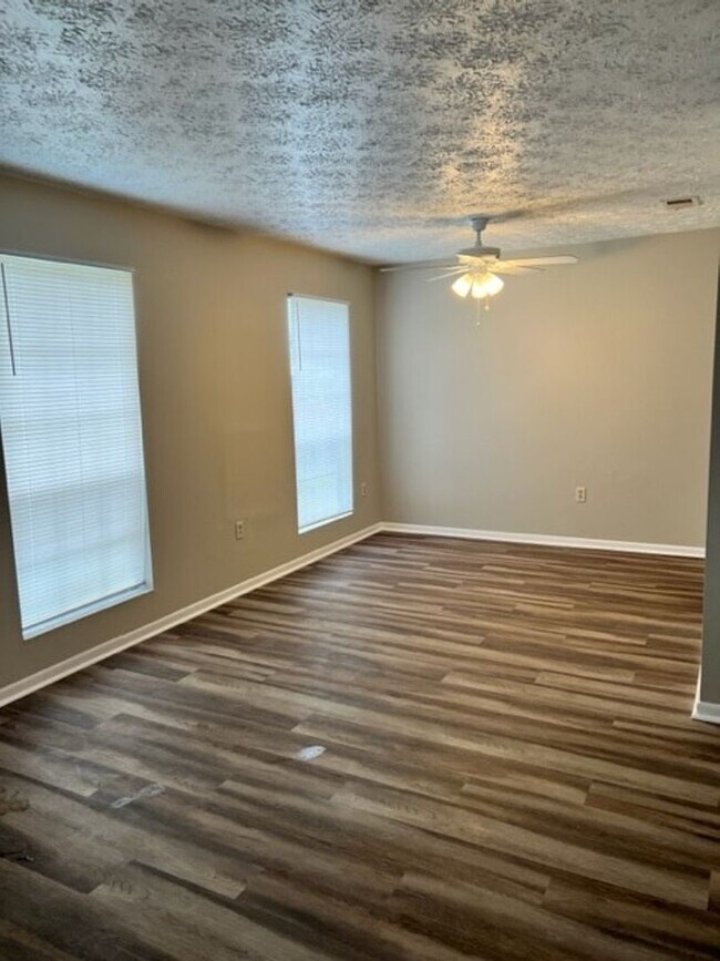 18 Friar Tuck Dr