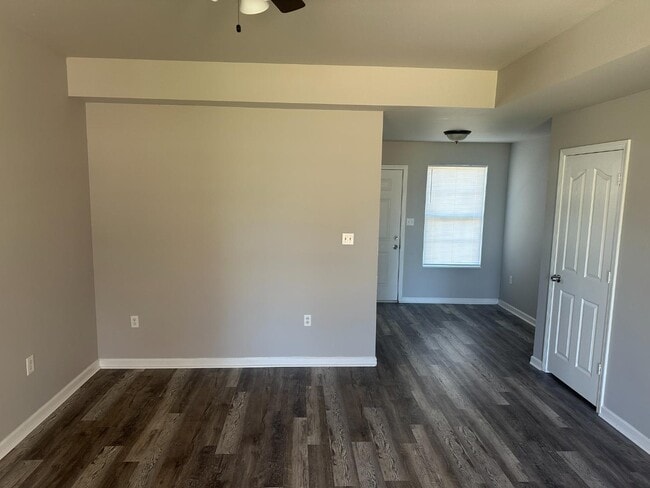 Photo - 302 S Cemetary St