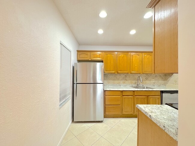 Building Photo - 1900 Palmland Dr Unit 2 Rental