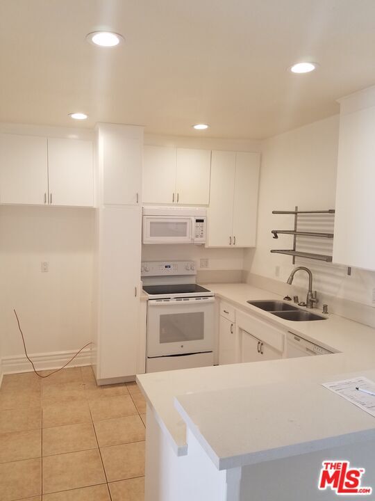 Building Photo - 827 2nd St Unit 305