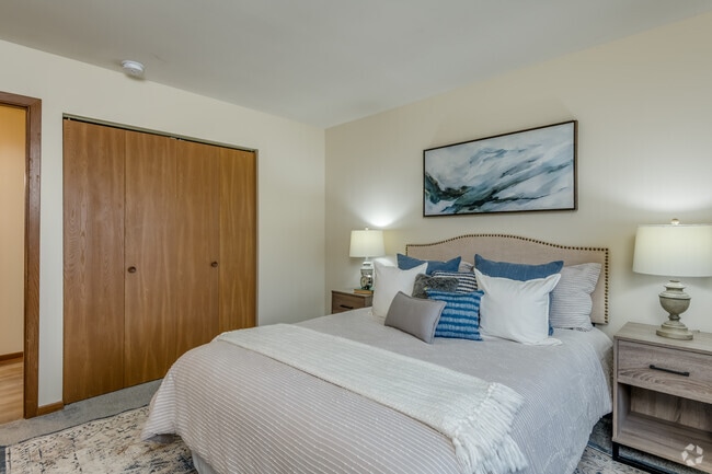 2 BR, 1 BA - 960SF