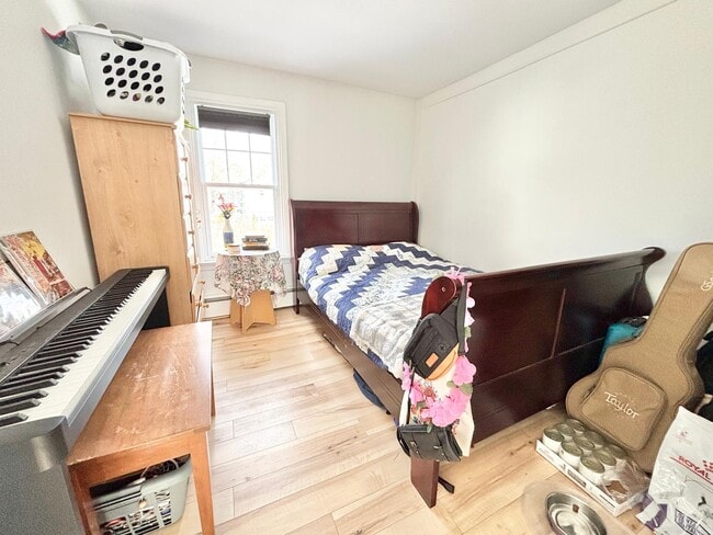 Photo - 2 Bedroom / 1 Bathroom Apartment for Rent ! Unit Apt 3