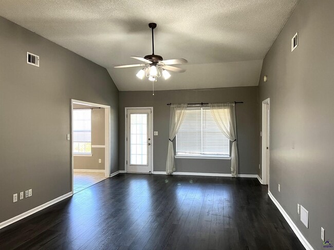 Photo - 116 Larkspur Ln