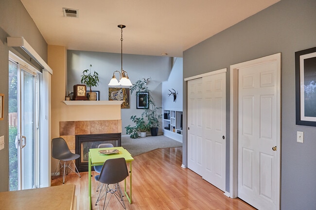Photo - 3809 Rannoch St