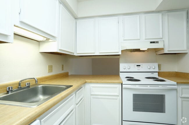 2BR, 2BA - 902sf- Kitchen