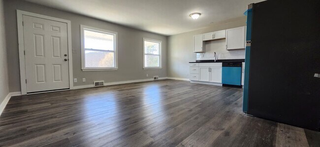 Building Photo - 400 Riverside Dr