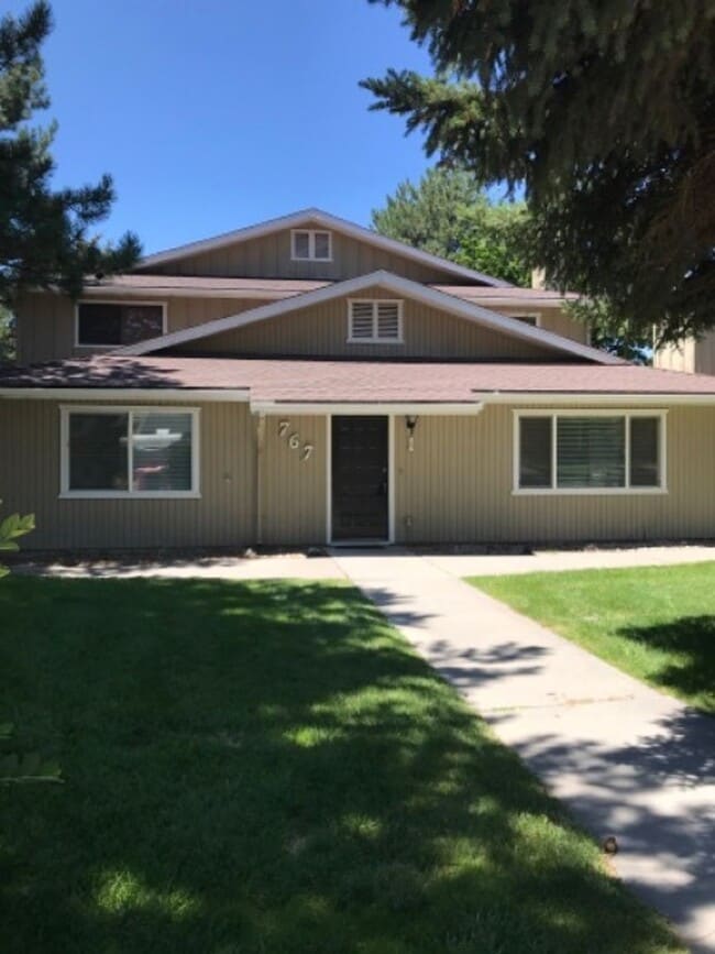 Building Photo - 767 Meadows Dr Unit 1