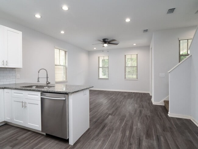 Photo - Porter's Lakeside - Luxury 4 Bedroom, 4 Ba...