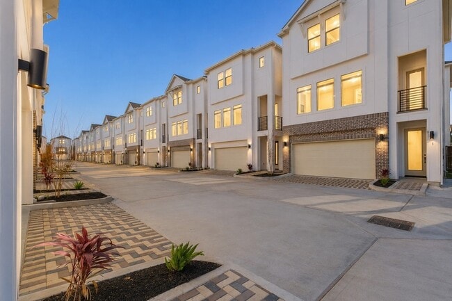 Building Photo - 8315 Brecha Ln