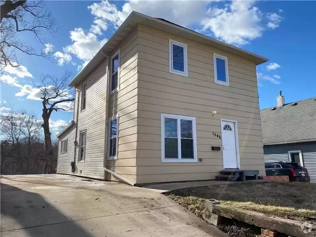 Building Photo - Stunning 4 Bed Home West of Drake