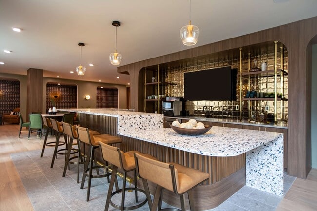 Building Photo - Montage