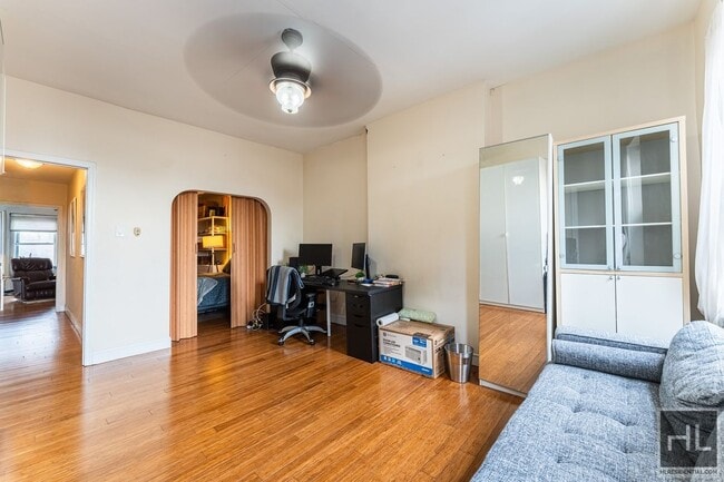 Building Photo - 4 AVENUE Unit 2