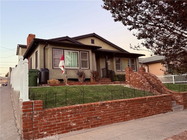 Photo - 970 W 8th St