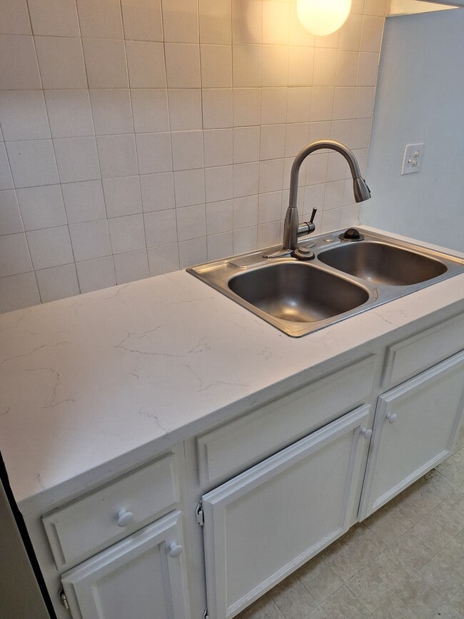 Kitchen Quartz counter sink - 3229 Glenhurst Ave