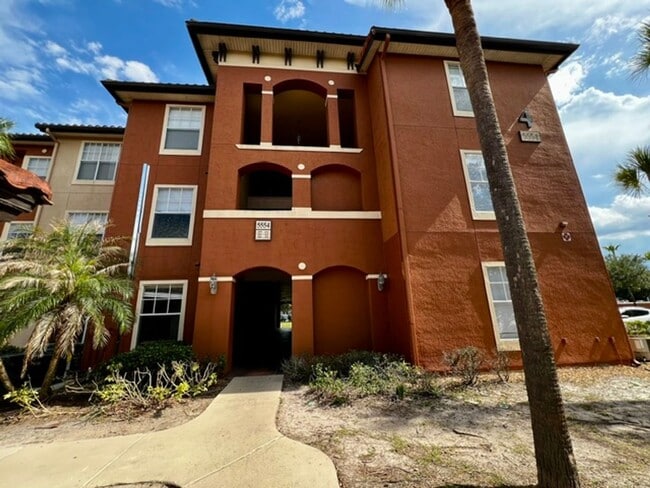 Building Photo - MOVE IN NOW! 2x2 WITH FRESH INTERIOR PAINT & LAMINATE WOOD FLOORING! PRIVATE BALCONY!!! Unit 4 212