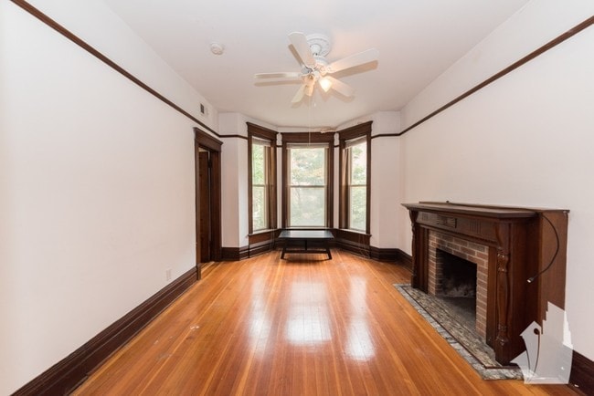 Building Photo - 851 W Wellington Ave Unit 3