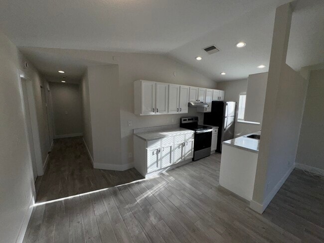 Building Photo - 553 E Ridge Cir N