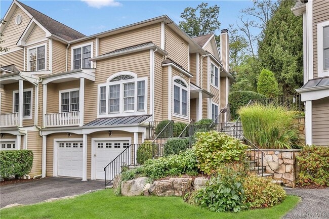7 Hopkins Ln