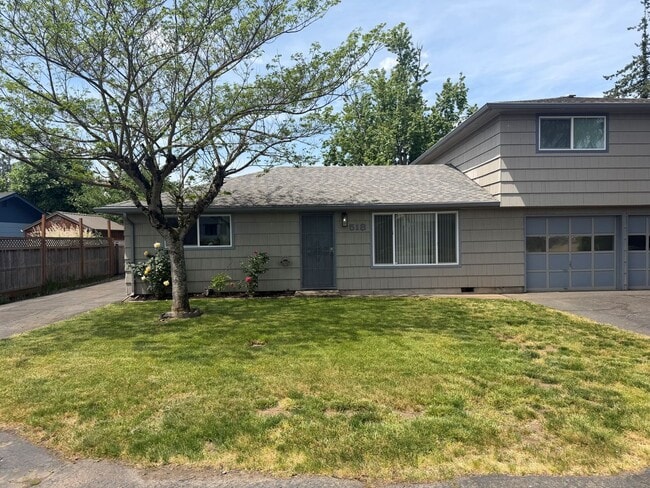 Building Photo - Updated 2 bedroom 1 bath duplex!