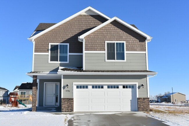 Building Photo - 3 Bed 3 Bath Single Family Home