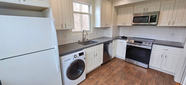 Photo - Golden Gate Heights: Remodeled, Spacious Studio w/ A/C, Laundry In-Unit and Dishwasher Unidad 1897 16th Ave.
