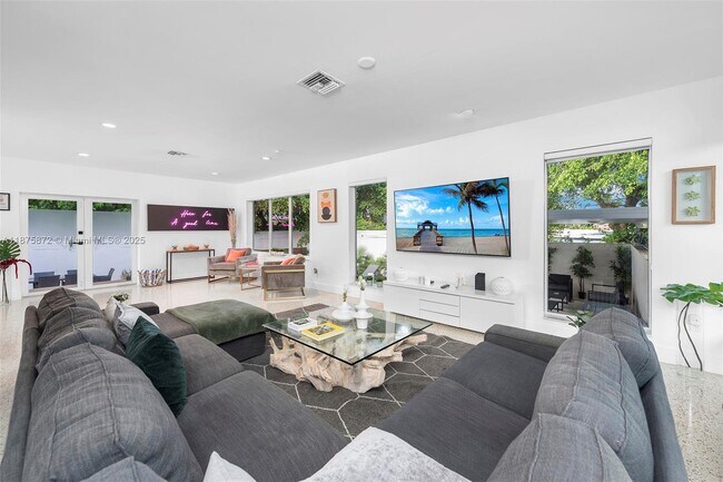 Photo - 668 NE 72nd Ter