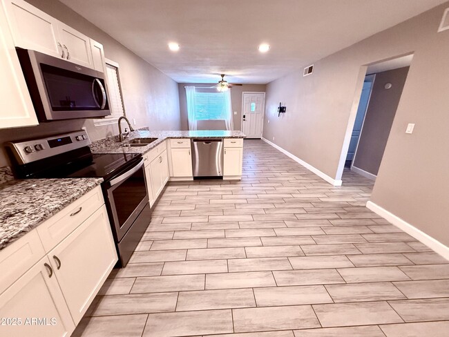 Photo - 937 N Wedgewood Dr