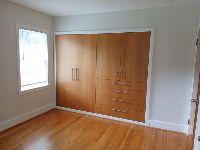 Photo - 100 Eheart St SE