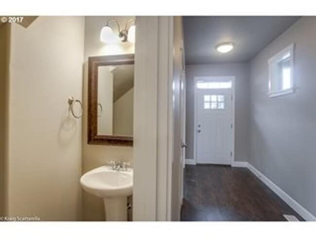 Building Photo - 4 Bedroom Home w/ Office! Built in 2017!