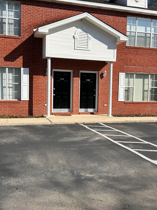 Photo - 834 Stonegate Ct