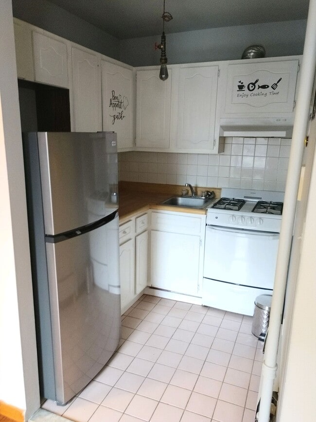 Building Photo - 240 E 23rd St Unit 4a Rental