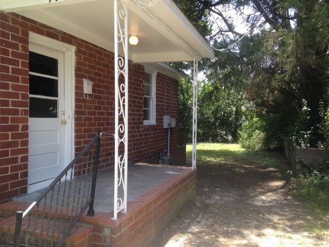 Photo - **AVAILABLE NOW**2 bedroom / 1 bathroom Ho...