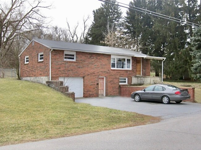 CLEMENS LANE 127/129 - CLEMENS LANE 127/129 Apartment Unit 127