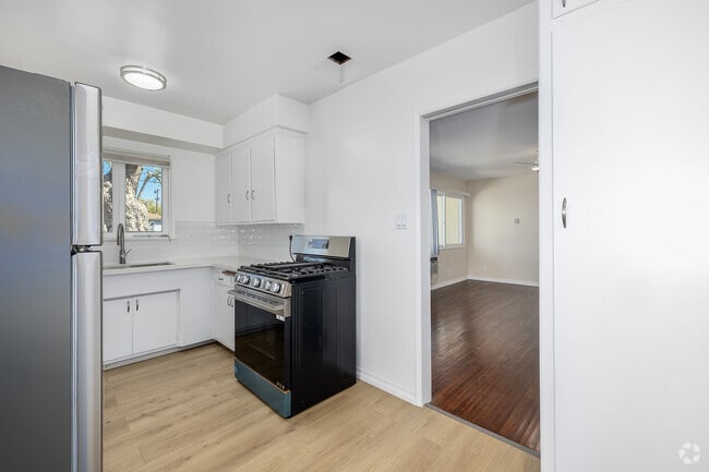 1BR, 1BA - 765SF - Kitchen - 7001 Hazeltine Ave